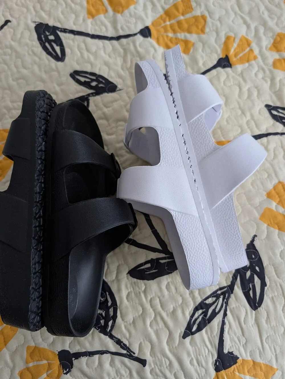 2 Pairs Of Shade & Shore Sandals